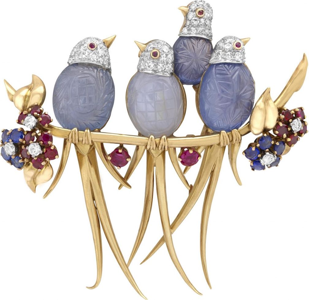 Эта булавка из коллекции Heritage украшена редкими бледно-фиолетовыми сапфировыми кабошонами с микрогравировкой