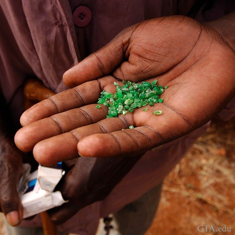 По оценкам, мелкие кустарные горняки, такие как этот добытчик цаворита недалеко от Вои в Кении, поставляют около 80 % драгоценных камней в мире