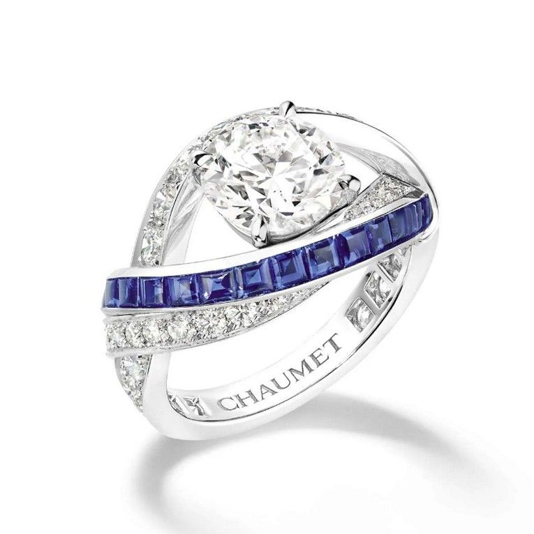 В этом роскошном кольце калиброванные сапфиры переплетаются с бриллиантами