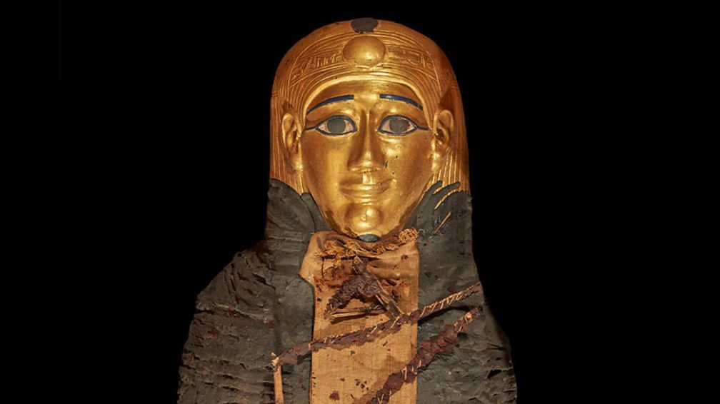 Обнаружена украшенная драгоценными камнями мумия