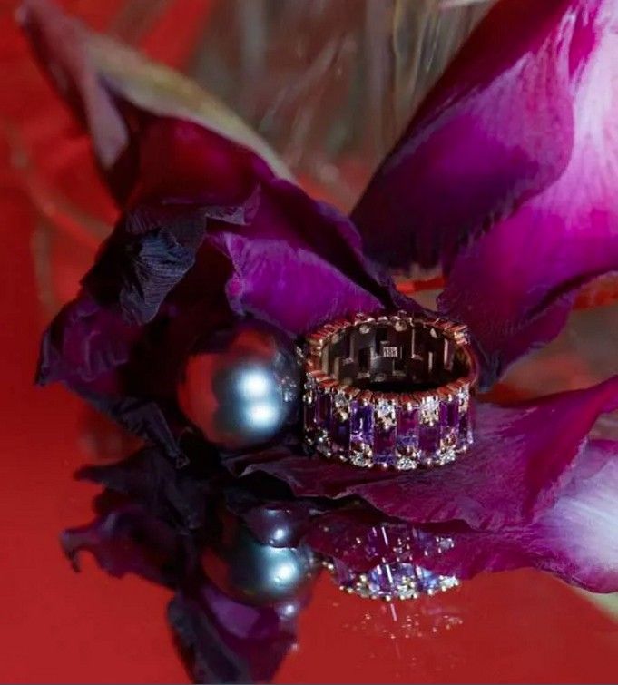 Кольцо от Suzanne Kalan из розового золота с темно-серой жемчужиной, пурпурными сапфирами и белыми бриллиантами