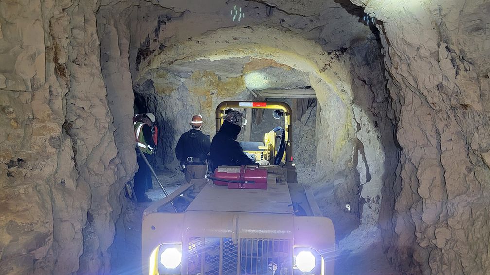 Компания использует низкопрофильные подземные экскаваторы и самосвалы, поэтому в настоящее время она производит около 75–100 тонн подземной руды в день