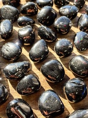 Подвески и колье с гагатом: какие бывают, как выбрать и носить