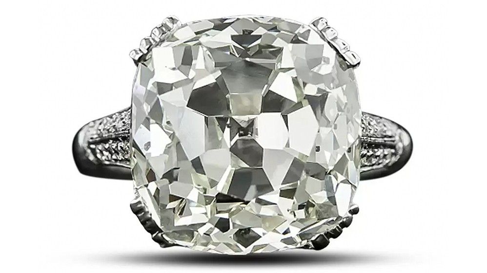 Кольцо от Lang Antiques с бриллиантом в стиле ар-деко