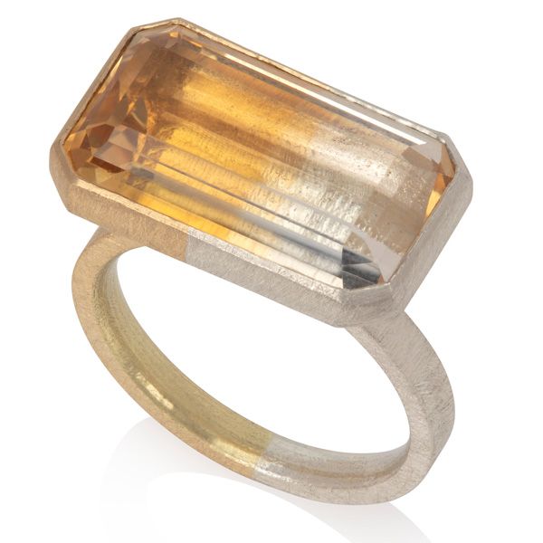 Кольцо от Rachel Jones из желтого золота 18 карат и белого золота 9 карат с двухцветным бразильским цитрином