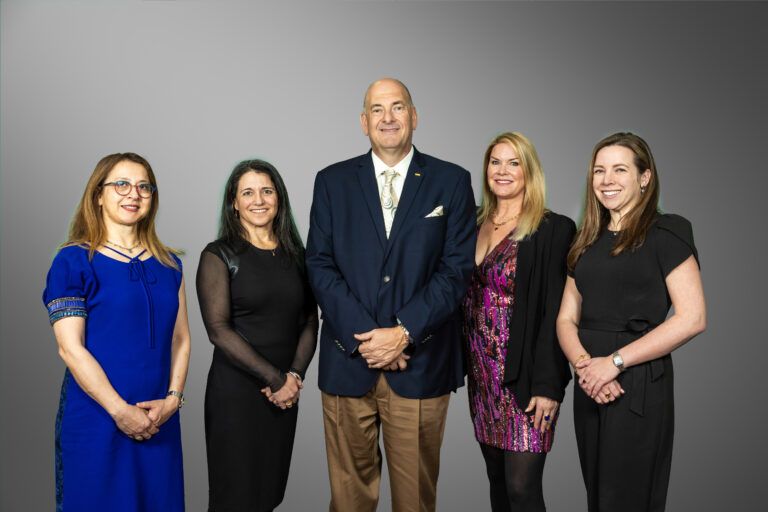 Фото: (слева направо) доктор Себнем Дузгун, доктор Николь Смит, Джон В. Форд-старший, Кимберли Коллинз и Дженна Уайт