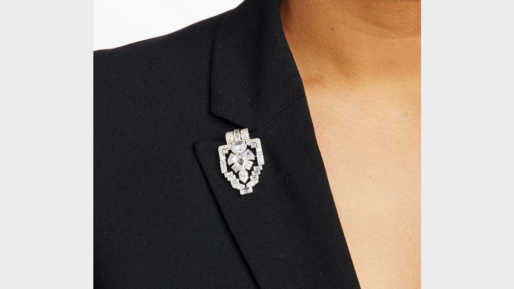 Брошь от Cartier с бриллиантами, выпущенная около 1929 года Брошь от Cartier с бриллиантами, выпущенная около 1929 года