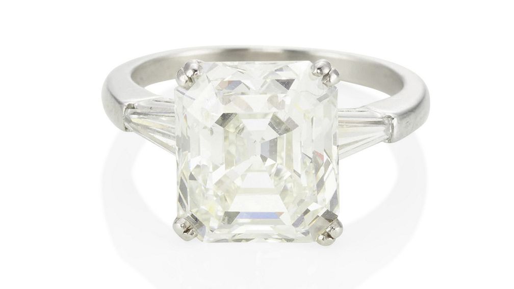 Кольцо из платины с бриллиантом изумрудной огранки весом 5,82 карата, обрамленным коническими бриллиантами багетной огранки Кольцо из платины с бриллиантом изумрудной огранки весом 5,82 карата, обрамленным коническими бриллиантами багетной огранки