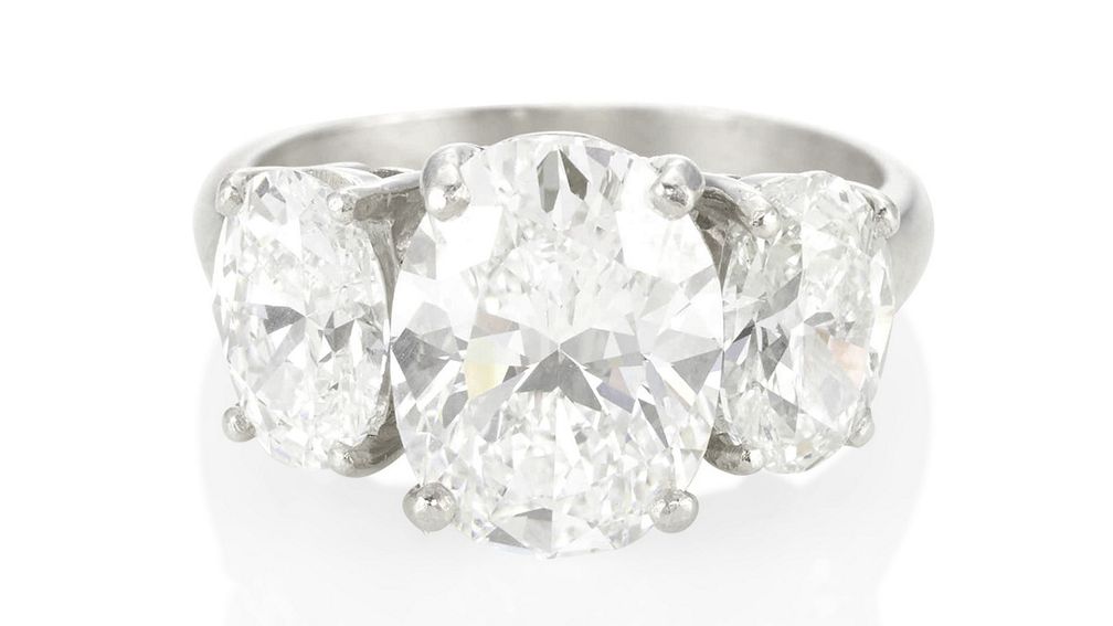 Кольцо из платины с тремя бриллиантами овальной огранки общим весом 6,05 карата Кольцо из платины с тремя бриллиантами овальной огранки общим весом 6,05 карата