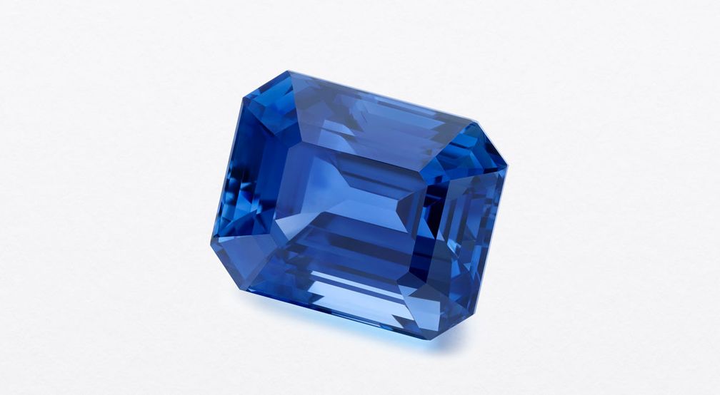 Восьмиугольный сапфир королевского синего цвета весом 26,70 карата