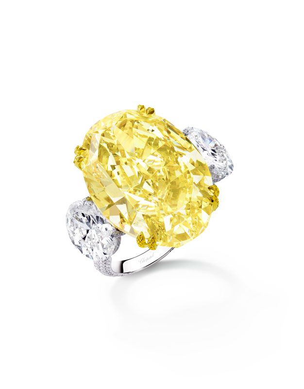 Кольцо с фантазийным ярко-желтым бриллиантом овальной огранки весом 30,63 карата и четырьмя овальными бриллиантами весом 2 карата