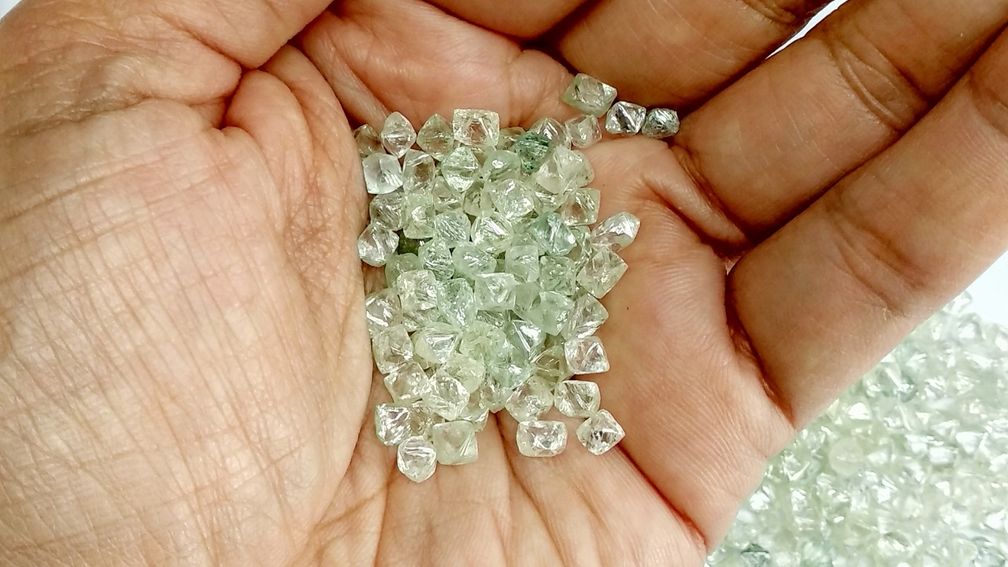 De Beers поднимает цены на самые мелкие необработанные алмазы