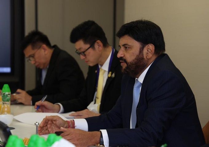 Вице-председатель KGK Group Санджай Котари (справа) на встрече с министром труда Таиланда Сухартом Чомклином