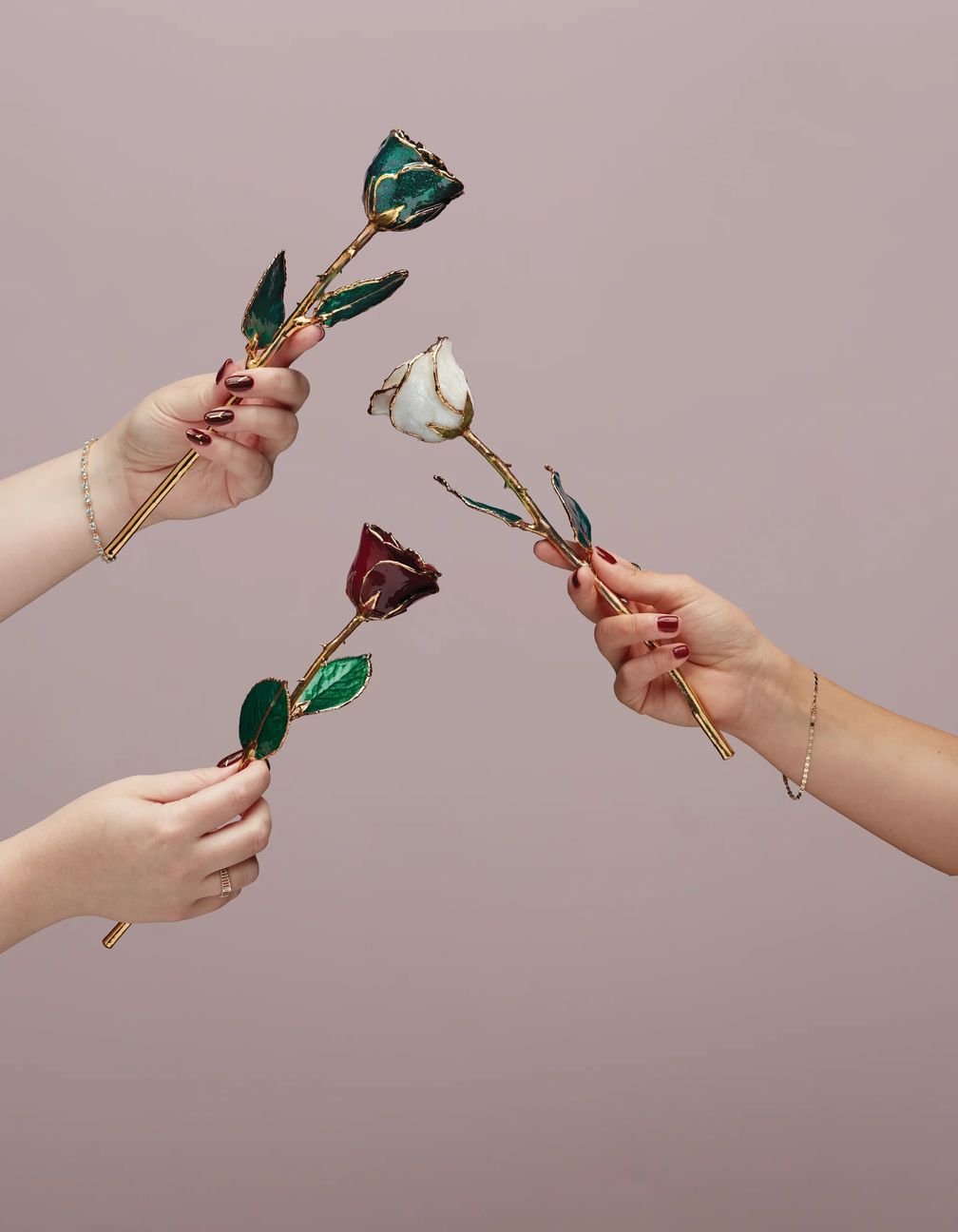 Розы цвета камней рождения, отделанные 24-каратным золотом