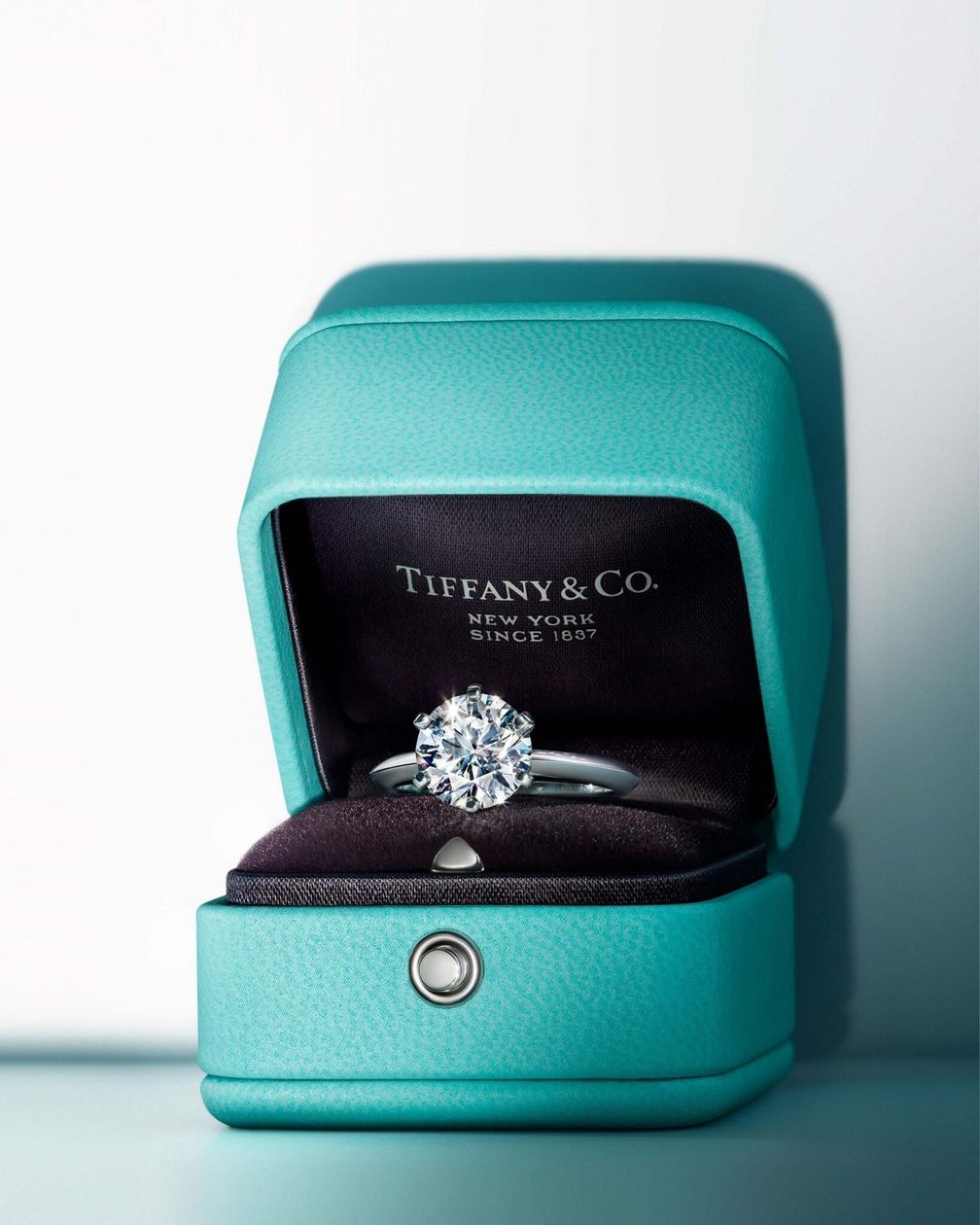 Tiffany & Co. открывает флагманский онлайн-магазин в Китае на сайте JD.com Tiffany & Co. открывает флагманский онлайн-магазин в Китае на сайте JD.com