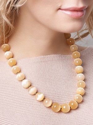 Ожерелья и бусы с селенитом: как грамотно выбрать и носить