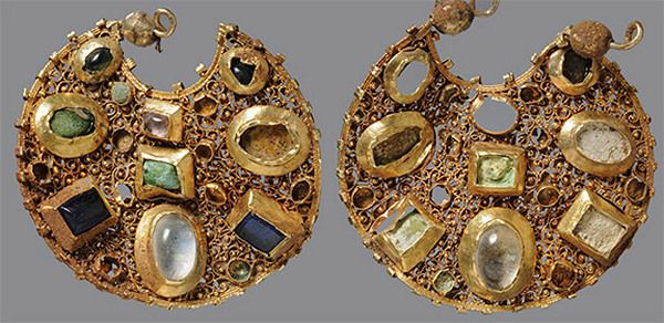 Серьги-подвески с драгоценными камнями возрастом 800 лет