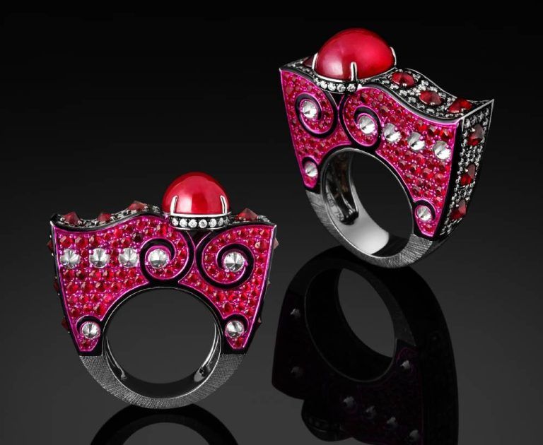 Кольцо Cherry Undulatory из 18-каратного розового золота украшено бирманскими и мозамбикскими рубинами, черной эмалью и белыми бриллиантами