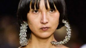 Лучшие украшения на показах осень-зима – 2023. Часть 2