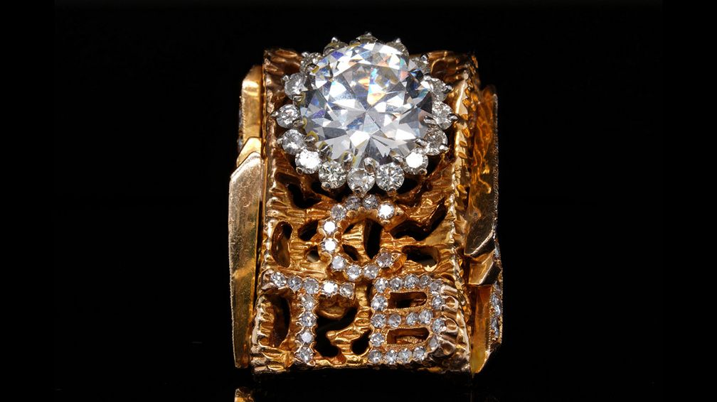 Говорят, что это кольцо «TCB» из 14-каратного желтого золота принадлежало Элвису Пресли