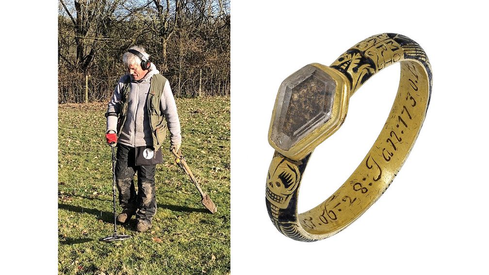 Пенсионер Дэвид Никлин (слева) нашел кольцо XVIII века memento mori с помощью металлоискателя