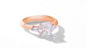 Ювелирные изделия с тремя бриллиантами