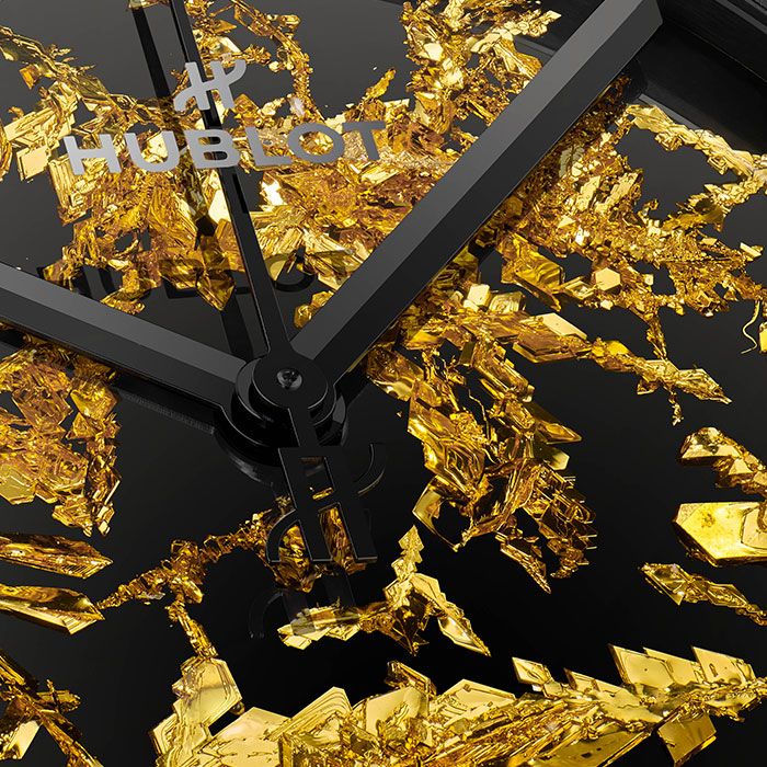 Часы от Hublot с сусальным золотом