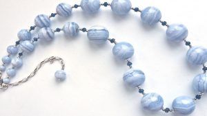 Ожерелья и бусы с сапфирином (голубым агатом): как выбрать и носить Ожерелья и бусы с сапфирином (голубым агатом): как выбрать и носить