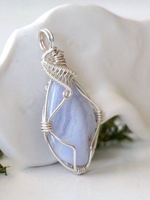 Какие камни подходят Змееносцам, рожденным в год Собаки