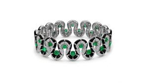 Новое стильное колье-чокер от Bulgari к 75-летию дизайна Serpenti Новое стильное колье-чокер от Bulgari к 75-летию дизайна Serpenti