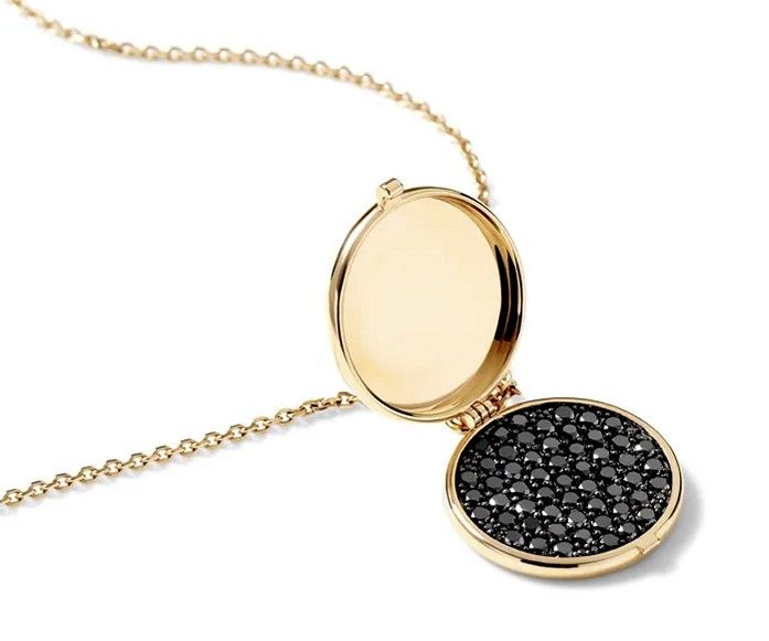 Колье Caviar Kaspia с открытым кулоном. Внутри – «икра» из черного бриллиантового паве весом 2,3 карата