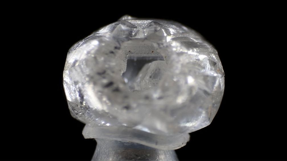 Первоначальные выводы предполагают, что полость образовалась в результате преимущественного травления промежуточного слоя некачественного волокнистого алмаза