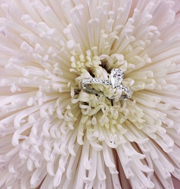 Обручальное кольцо из белого золота с бриллиантом грушевидной огранки