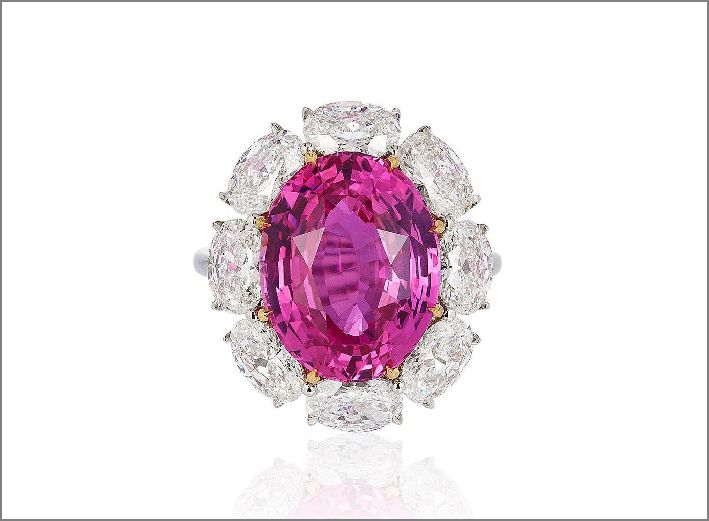 Кольцо с натуральным розовым сапфиром в окружении бриллиантов 