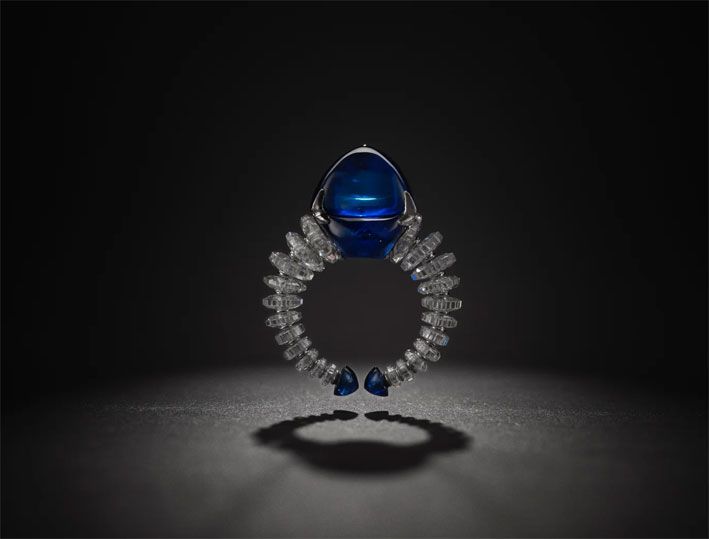 Кольцо от Viren Bhagat с сапфиром огранки «сахарная голова» и бриллиантами 