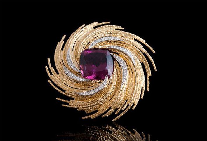 Брошь из золота и бриллиантов с пурпурным сапфиром