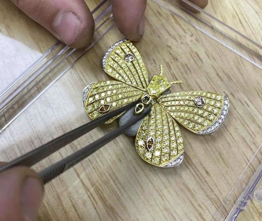 Брошь-бабочка с желтым бриллиантом от Hirsh London