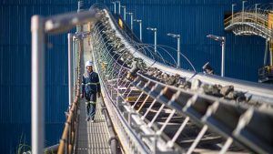 Продажи Petra падают на фоне закрытия шахты