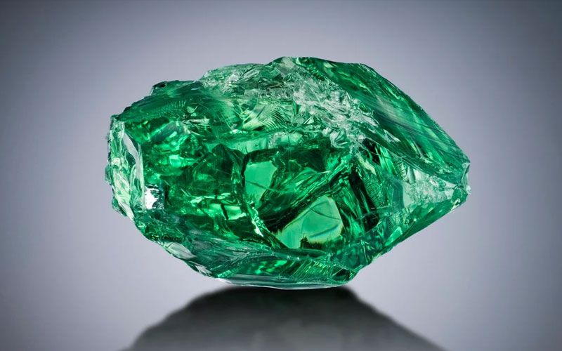 Необработанный кристалл цаворита, обнаруженный недалеко от Мерелани в Танзании в 2017 году, весил 283 карата