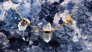 Сочетание необработанных и полированных камней в украшении