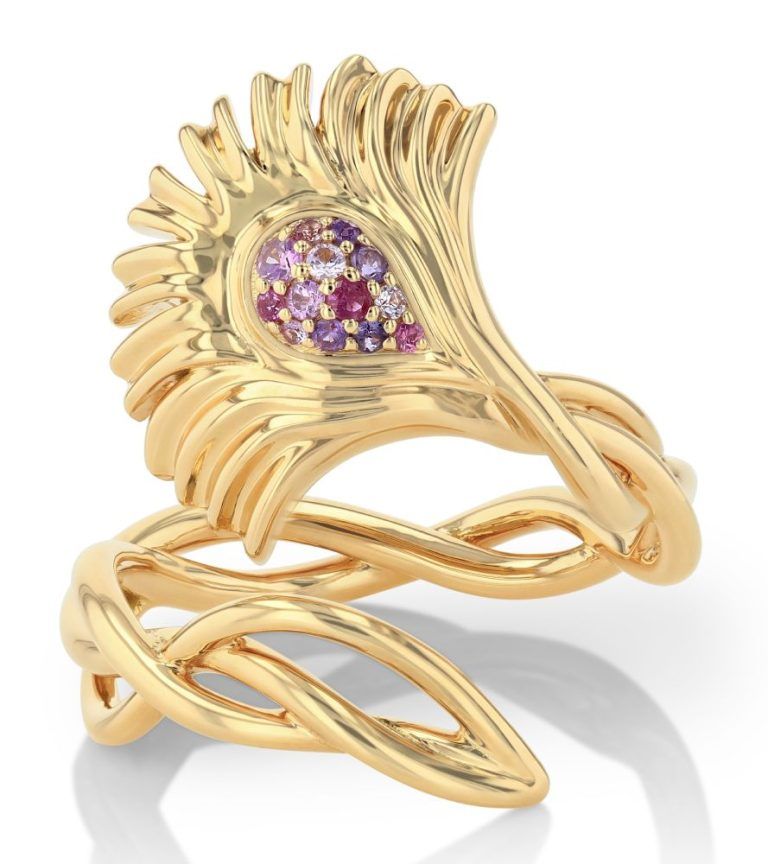На обручальном кольце Flora & Fauna Daffodil из 18-каратного золота изображен нарцисс с луковицей из светло-розовых сапфиров и рубинов, окруженный золотыми гофрированными лепестками. Скрученный стебель обвивается вокруг пальца владельца