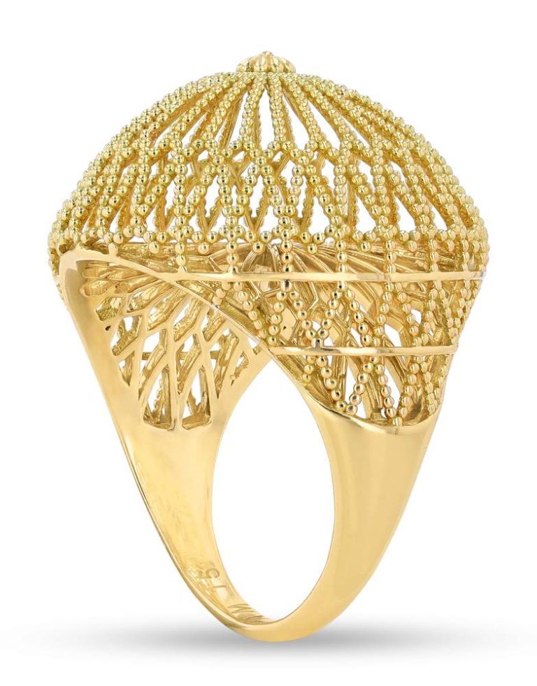 Ажурное кольцо из 18-каратного золота с бриллиантом в центре напоминает центральный купол мечети шейха Зайда. На реверсе кольца – паутина золотых лучей, отходящих от центральной части