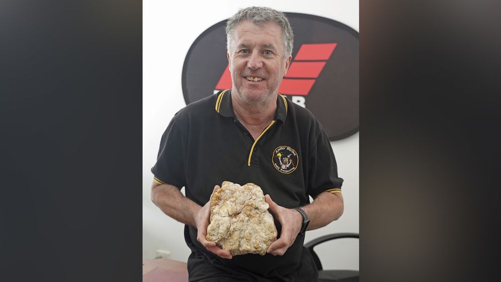Золотоискатель-любитель нашел в Австралии огромный самородок