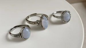 Кольца с сапфирином (голубым агатом): какие бывают, как выбрать и носить Кольца с сапфирином (голубым агатом): какие бывают, как выбрать и носить