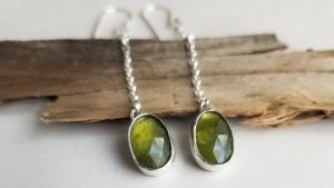 Серьги с везувианом (везувианитом): какие бывают, как выбрать и носить