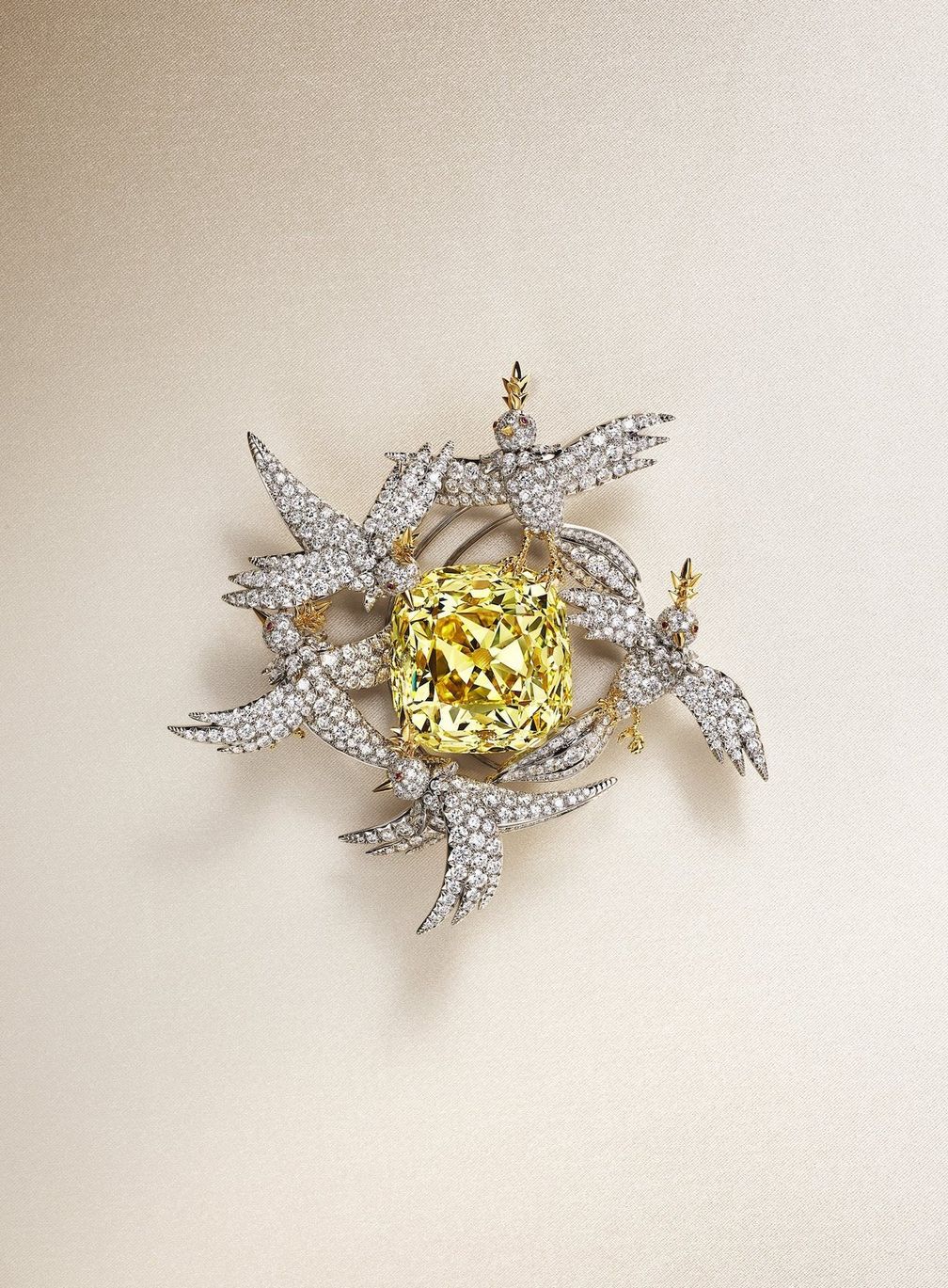 Брошь украшена пятью птицами, инкрустированными бриллиантами, которые окружают бриллиант Tiffany