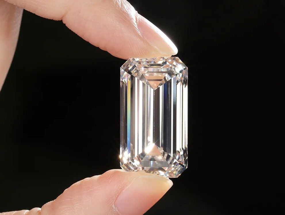 Бриллиант весом 34,59 карата (24,94 × 13,95 × 9,39 мм) выращен методом CVD индийской компанией Ethereal Green Diamond