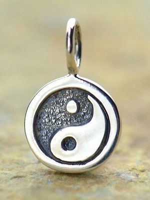 кулон Инья-Ян