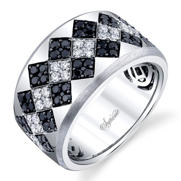 Кольцо от Supreme Jewelry из белого золота 18 карат с черными и белыми бриллиантами
