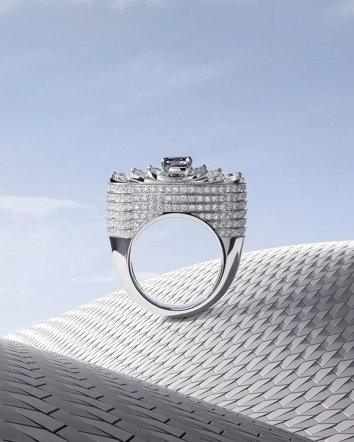 Кольцо Ondule из белого золота с фантазийным серо-фиолетовым бриллиантом и белыми бриллиантами